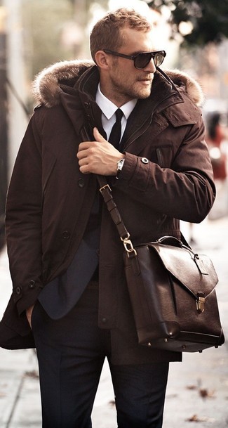 Come indossare e abbinare una borsa in pelle quando fa freddo in modo smart-casual: Prova ad abbinare un parka marrone scuro con una borsa in pelle per un outfit rilassato ma alla moda.