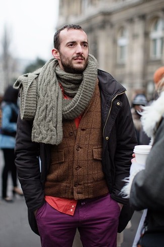 Come indossare e abbinare un blazer scozzese per un uomo di 30 anni quando fa gelo in modo casual: Metti un blazer scozzese e chino viola melanzana per un look da sfoggiare sul lavoro.