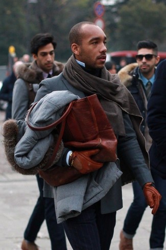 Come indossare e abbinare una sciarpa marrone quando fa freddo: Punta su un parka grigio e una sciarpa marrone per una sensazione di semplicità e spensieratezza.