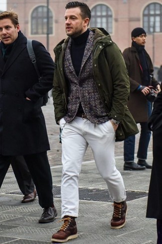 Quale blazer indossare con stivali casual bordeaux in inverno 2025: Indossa un blazer e chino bianchi per un look davvero alla moda. Perfeziona questo look con un paio di stivali casual bordeaux. Ecco un outfit must have per questa stagione invernale.