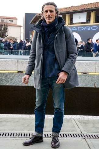 Come indossare e abbinare un blazer a righe verticali blu: Combina un blazer a righe verticali blu con jeans blu per creare un look smart casual. Perché non aggiungere un paio di scarpe derby in pelle melanzana scuro per un tocco di stile in più?
