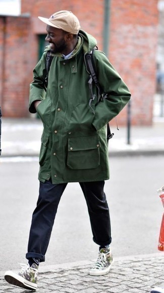 Quale chino indossare con sneakers alte verde scuro per un uomo di 30 anni quando fa freddo in modo casual: Abbina un parka verde scuro con chino per un pranzo domenicale con gli amici. Per distinguerti dagli altri, indossa un paio di sneakers alte verde scuro.