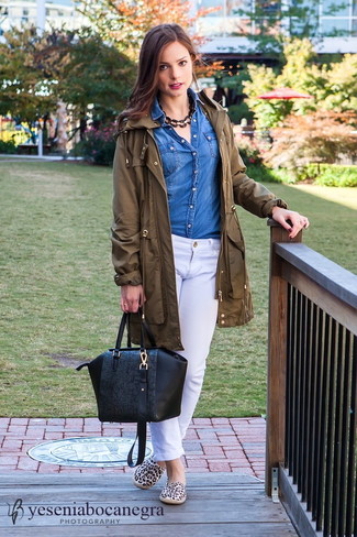 Come indossare e abbinare un parka marrone per una donna di 30 anni: Vestiti con un parka marrone e jeans bianchi per affrontare con facilità la tua giornata. Espadrillas leopardate beige sono una eccellente scelta per completare il look.
