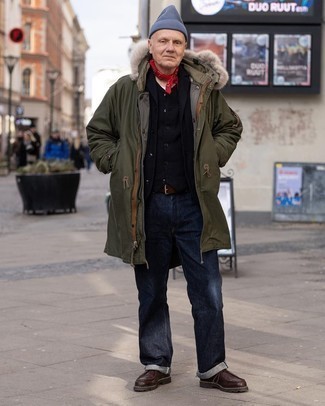 Come indossare e abbinare jeans per un uomo di 50 anni in modo smart-casual: Potresti combinare un parka verde oliva con jeans per una sensazione di semplicità e spensieratezza. Rifinisci il completo con un paio di chukka in pelle marrone scuro.
