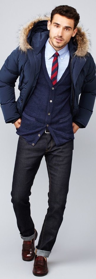 Quale cardigan indossare con jeans grigio scuro in modo smart-casual: Combina un cardigan con jeans grigio scuro per un look semplice, da indossare ogni giorno. Aggiungi un paio di mocassini eleganti in pelle bordeaux al tuo look per migliorare all'istante il tuo stile.