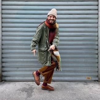 Come indossare e abbinare una sciarpa quando fa freddo in modo casual: Potresti indossare un parka leggero verde oliva e una sciarpa per una sensazione di semplicità e spensieratezza. Ti senti creativo? Completa il tuo outfit con un paio di chukka in pelle marroni.