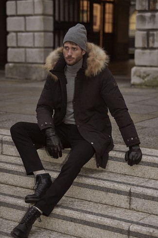 Come indossare e abbinare calzini di lana grigi quando fa gelo: Un parka nero e calzini di lana grigi trasmettono una sensazione di semplicità e spensieratezza. Ti senti creativo? Completa il tuo outfit con un paio di stivali casual in pelle neri.