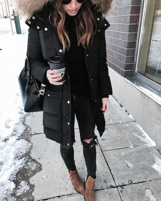 Quale jeans aderenti indossare con un parka nero per una donna di 30 anni quando fa freddo: Mostra il tuo stile in un parka nero con jeans aderenti per un outfit inaspettato. Stivaletti in pelle scamosciata marroni sono una splendida scelta per completare il look.