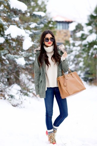 Quale stivali da neve indossare con un dolcevita beige per una donna di 30 anni: Scegli un outfit composto da un dolcevita beige e jeans aderenti blu per un look raffinato ma semplice. Calza un paio di stivali da neve per un tocco più rilassato.