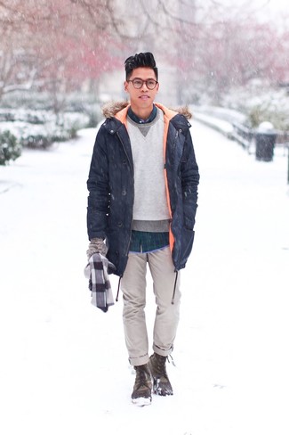 Come indossare e abbinare un parka con stivali da neve per un uomo di 20 anni in modo casual: Prova a combinare un parka con chino grigi per vestirti casual. Per un look più rilassato, scegli un paio di stivali da neve come calzature.