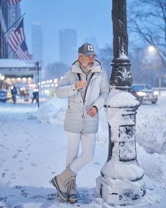Come indossare e abbinare stivali in inverno 2025: Opta per un parka grigio e jeans bianchi per un look comfy-casual. Scegli uno stile classico per le calzature e mettiti un paio di stivali. Una buona scelta per questa stagione invernale!
