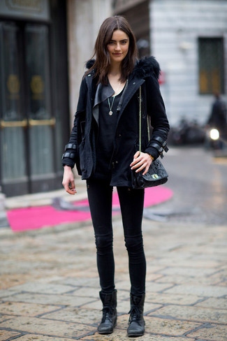 Look alla moda per donna: Parka blu scuro, Giacca da moto in pelle nera, T-shirt girocollo nera, Jeans aderenti neri