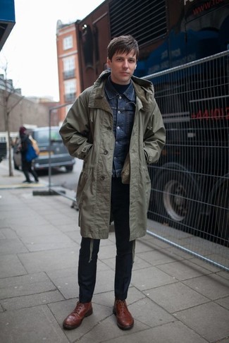 Come indossare e abbinare una giacca di jeans quando fa freddo: Punta su una giacca di jeans e pantaloni eleganti blu scuro come un vero gentiluomo. Scarpe brogue in pelle marrone scuro sono una gradevolissima scelta per completare il look.