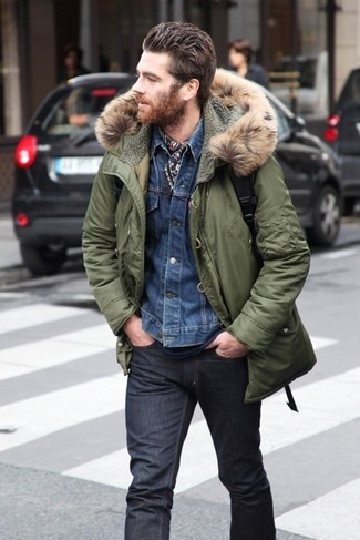 Come indossare e abbinare una giacca blu scuro per un uomo di 30 anni in inverno 2025: Opta per una giacca blu scuro e una giacca di jeans blu per un look spensierato e alla moda. Un look fantastico per essere molto elegante e elegantemente alla moda anche durante la stagione fredda.