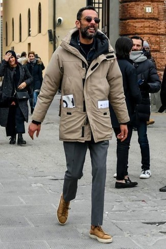 Come indossare e abbinare una giacca di jeans con chino per un uomo di 40 anni quando fa freddo: Per un outfit quotidiano pieno di carattere e personalità, prova a combinare una giacca di jeans con chino. Scegli un paio di sneakers basse di tela marrone chiaro per avere un aspetto più rilassato.