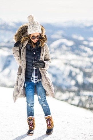 Come indossare e abbinare stivali da neve: Scegli un outfit composto da un parka beige e jeans aderenti strappati blu per un'atmosfera casual-cool. Stivali da neve sono una validissima scelta per completare il look.