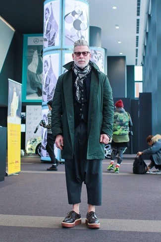Come indossare e abbinare una sciarpa per un uomo di 50 anni quando fa gelo: Scegli un outfit composto da un parka verde scuro e una sciarpa per una sensazione di semplicità e spensieratezza. Sfodera il gusto per le calzature di lusso e opta per un paio di scarpe derby in pelle nere.