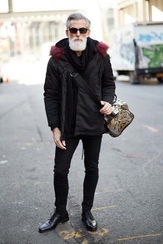 Quale jeans indossare con scarpe derby nere per un uomo di 60 anni in modo casual: Prova a combinare un parka nero con jeans per un outfit rilassato ma alla moda. Opta per un paio di scarpe derby nere per mettere in mostra il tuo gusto per le scarpe di alta moda.