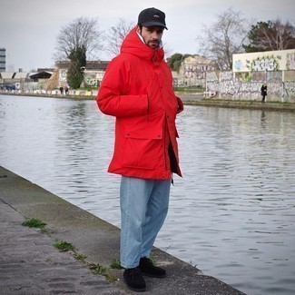 Quale chukka indossare con un parka rosso per un uomo di 30 anni in primavera 2025: Prova a combinare un parka rosso con jeans azzurri per un outfit rilassato ma alla moda. Indossa un paio di chukka per un tocco virile. Una eccellente idea per le temperature primaverili!