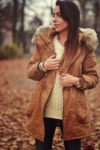 Come indossare e abbinare un bracciale trasparente quando fa freddo: Mostra il tuo stile in un parka marrone con un bracciale trasparente per un outfit inaspettato.