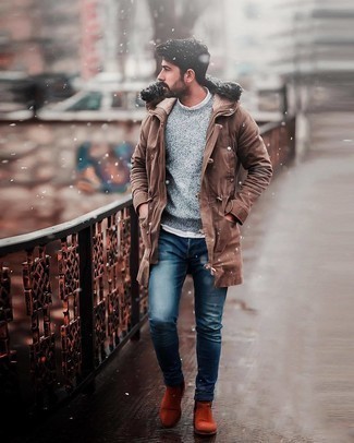 Come indossare e abbinare jeans aderenti blu scuro per un uomo di 30 anni in inverno 2025: Coniuga un parka marrone con jeans aderenti blu scuro per un outfit rilassato ma alla moda. Sfodera il gusto per le calzature di lusso e prova con un paio di stivali chelsea in pelle scamosciata arancioni. Una eccellente idea per essere più cool e perfettamente alla moda anche durante la stagione fredda.