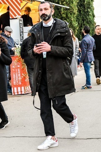 Come indossare e abbinare un parka con sneakers basse per un uomo di 40 anni quando fa freddo: Per un outfit della massima comodità, prova a combinare un parka con jeans neri. Perfeziona questo look con un paio di sneakers basse.