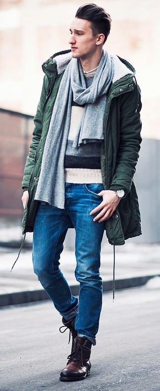 Come indossare e abbinare stivali casual con jeans quando fa freddo in modo casual: Abbina un parka verde scuro con jeans per un'atmosfera casual-cool. Rifinisci il completo con un paio di stivali casual.
