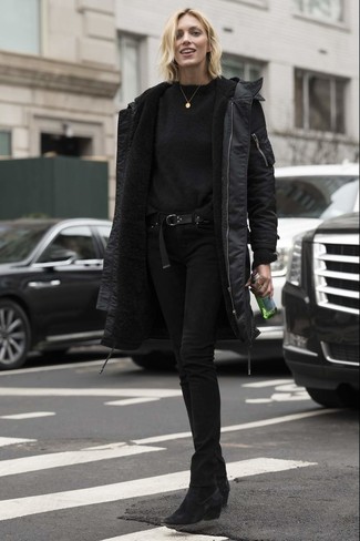 Look alla moda per donna: Parka nero, Maglione girocollo nero, Jeans aderenti neri, Stivaletti in pelle scamosciata neri