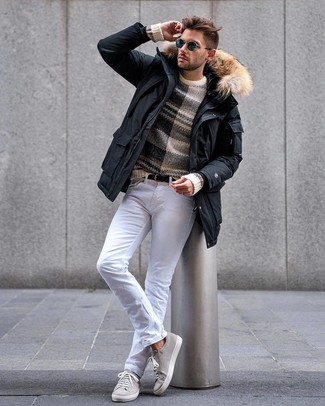Quale jeans indossare con sneakers basse argento per un uomo di 30 anni quando fa freddo in modo casual: Abbina un parka nero con jeans per un look comfy-casual. Sneakers basse argento sono una buona scelta per completare il look.