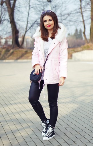 Come indossare e abbinare leggings quando fa gelo in modo rilassato: Potresti indossare un parka rosa e leggings per un'atmosfera casual-cool. Rifinisci questo look con un paio di sneakers alte nere e bianche.