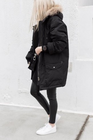 Quale maglione girocollo indossare con leggings neri per una donna di 30 anni: Potresti combinare un maglione girocollo con leggings neri per un'atmosfera casual-cool. Sneakers basse in pelle bianche sono una gradevolissima scelta per completare il look.