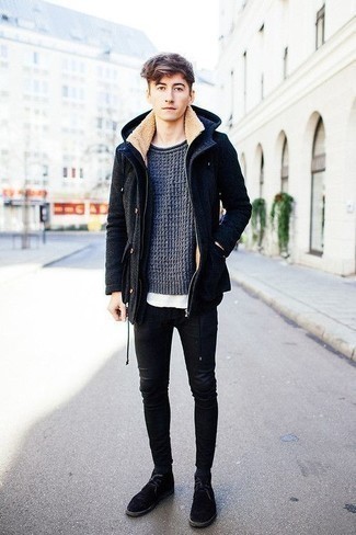 Quale jeans indossare con chukka nere in inverno 2025: Mostra il tuo stile in un parka nero con jeans per un outfit rilassato ma alla moda. Scegli uno stile classico per le calzature e calza un paio di chukka nere. Ecco una fantastica idea per creare il perfetto outfit invernale.