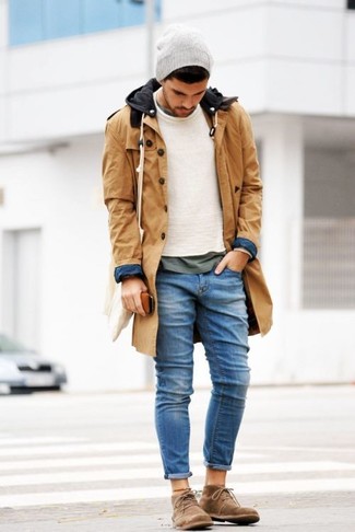 Come indossare e abbinare un parka con jeans quando fa freddo: Potresti abbinare un parka con jeans per una sensazione di semplicità e spensieratezza. Calza un paio di chukka in pelle scamosciata marroni per un tocco virile.