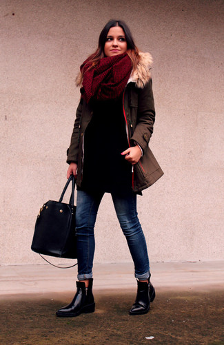Trend da donna 2024 in inverno 2025 in modo casual: Indossa un parka marrone e jeans aderenti blu scuro per affrontare con facilità la tua giornata. Stivaletti in pelle neri sono una validissima scelta per completare il look. È eccellente scelta per questa stagione invernale!