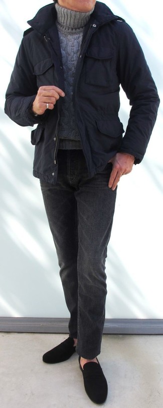 Come indossare e abbinare un parka nero con jeans grigio scuro: Prova ad abbinare un parka nero con jeans grigio scuro per una sensazione di semplicità e spensieratezza. Un paio di mocassini eleganti in pelle scamosciata neri darà un tocco di forza e virilità a ogni completo.