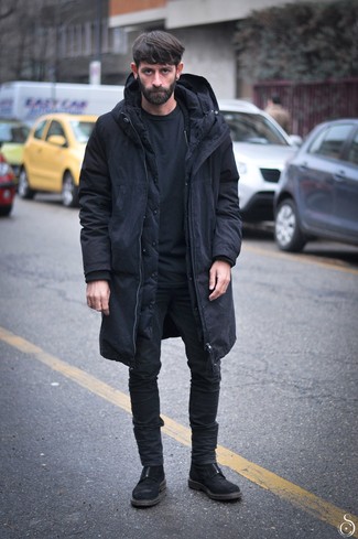 Come indossare e abbinare una felpa nera per un uomo di 30 anni: Prova a combinare una felpa nera con jeans aderenti neri per un look comfy-casual. Prova con un paio di stivali casual in pelle scamosciata neri per dare un tocco classico al completo.