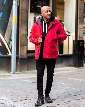 Come indossare e abbinare un parka rosso per un uomo di 30 anni: Opta per un parka rosso e jeans neri per una sensazione di semplicità e spensieratezza. Sfodera il gusto per le calzature di lusso e scegli un paio di chukka in pelle nere.