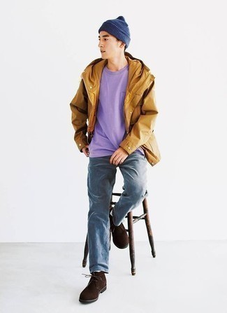 Quale chukka indossare con una t-shirt girocollo viola: Potresti indossare una t-shirt girocollo viola e jeans blu per vestirti casual. Calza un paio di chukka per mettere in mostra il tuo gusto per le scarpe di alta moda.