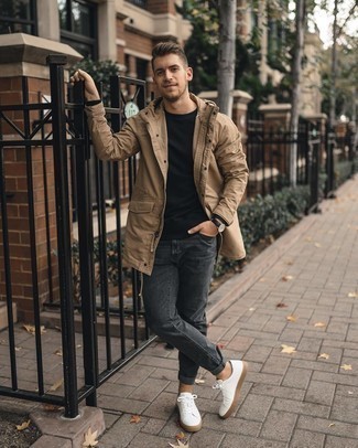 Come indossare e abbinare jeans grigio scuro quando fa freddo: Per un outfit della massima comodità, potresti abbinare un parka marrone chiaro con jeans grigio scuro. Rifinisci questo look con un paio di sneakers basse di tela bianche.