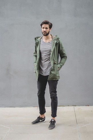 Quale sneakers basse indossare con un parka verde oliva: Un parka verde oliva e jeans neri sono l'outfit perfetto per le giornate di relax. Completa questo look con un paio di sneakers basse.