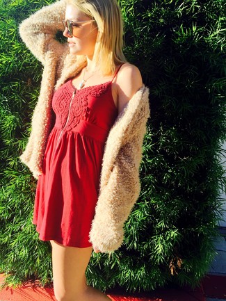 Come indossare e abbinare una pelliccia per una donna di 30 anni in autunno 2024: Potresti combinare una pelliccia con un vestito canotta rosso per vestirti casual. È buona idea per per vestirsi alla moda durante la stagione transitoria!