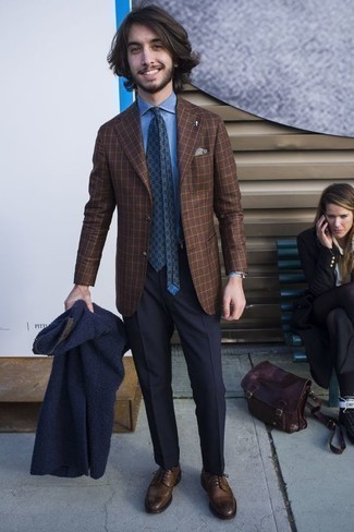 Come indossare e abbinare una cravatta per un uomo di 20 anni in inverno 2025 in modo smart-casual: Abbina una pelliccia blu scuro con una cravatta come un vero gentiluomo. Scarpe brogue in pelle marroni sono una splendida scelta per completare il look. Una stupenda scelta per tuo outfit invernale!