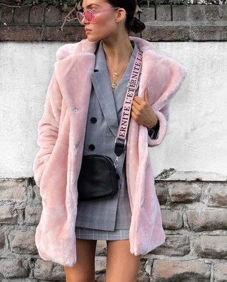 Come indossare e abbinare una borsa a tracolla in pelle nera quando fa gelo in modo smart-casual: Coniuga una pelliccia rosa con una borsa a tracolla in pelle nera per un fantastico look da sfoggiare nel weekend.