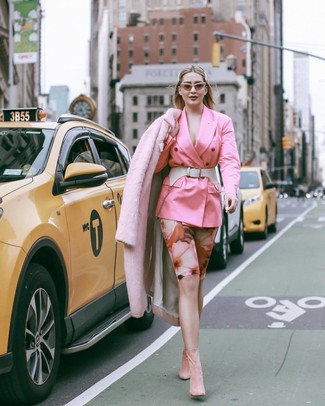Come indossare e abbinare una pelliccia rosa: Potresti abbinare una pelliccia rosa con pantaloncini ciclisti a fiori rosa per un outfit che si fa notare. Stivaletti in pelle scamosciata rosa sono una splendida scelta per completare il look.
