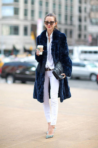 Come indossare e abbinare jeans aderenti bianchi con décolleté in pelle leopardati bianchi quando fa freddo: Vestiti con una pelliccia blu scuro e jeans aderenti bianchi per un look da sfoggiare sul lavoro. Décolleté in pelle leopardati bianchi sono una buona scelta per completare il look.