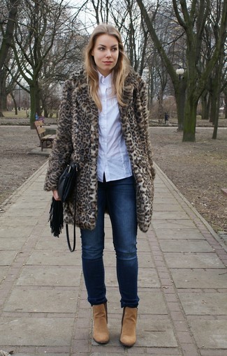 Look alla moda per donna: Pelliccia leopardata marrone, Camicia elegante bianca, Jeans blu scuro, Stivaletti in pelle scamosciata marrone chiaro