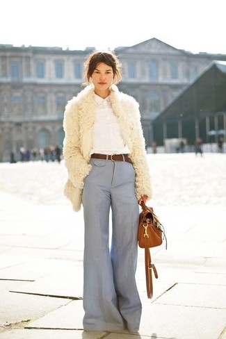 Quale pantaloni larghi indossare con una pelliccia beige quando fa gelo: Abbina una pelliccia beige con pantaloni larghi per un look elegante e alla moda.