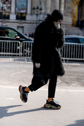 Come indossare e abbinare scarpe sportive nere e bianche quando fa gelo in modo smart-casual: Abbina una pelliccia nera con chino neri per un look semplice, da indossare ogni giorno. Per un look più rilassato, indossa un paio di scarpe sportive nere e bianche.