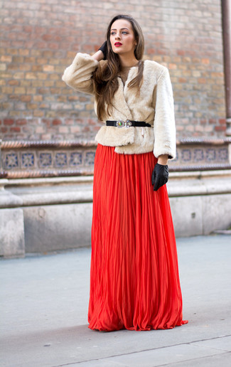 Come indossare e abbinare un pelliccia corta: Prova a combinare un pelliccia corta con un abito da sera a pieghe rosso per un look elegante e sofisticato.