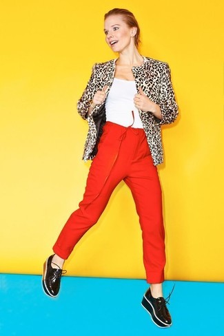 Trend da donna 2024 quando fa gelo: Vestiti con un pelliccia corta leopardato beige e pantaloni stretti in fondo rossi per un look da sfoggiare sul lavoro. Completa questo look con un paio di mocassini con zeppa in pelle neri.